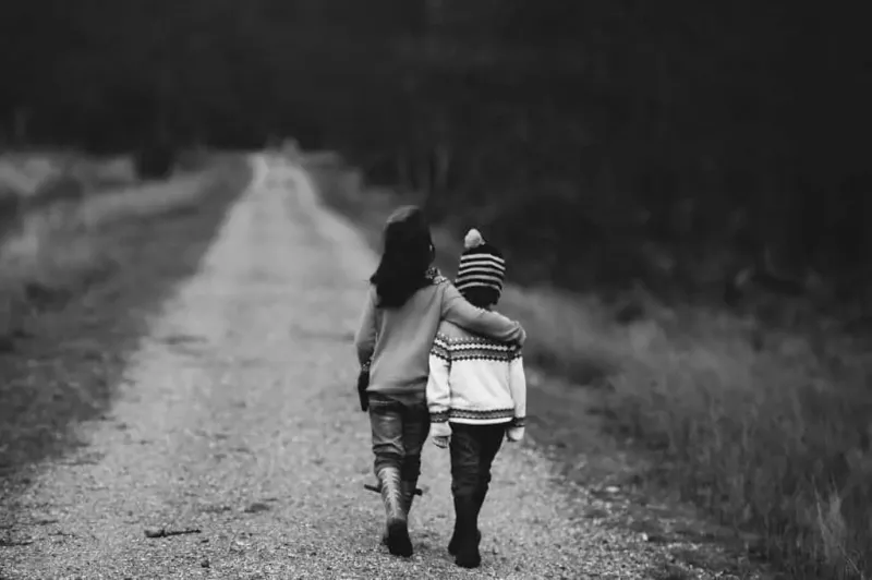   empaat ja selgeltmõistev laps jalutavad koos